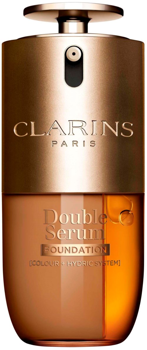 En serumflaske med gull- og ravfarger, merket 'Clarins Paris' og 'Double Serum Foundation.'