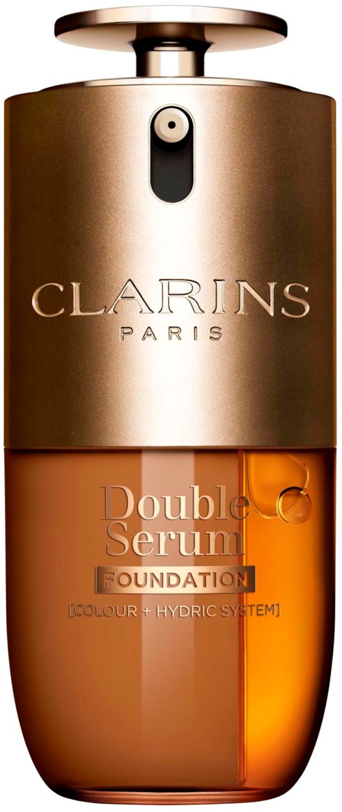 En Clarins-fondationsflaske med gullhette og oransje væske, merket "Double Serum" og "Foundation."