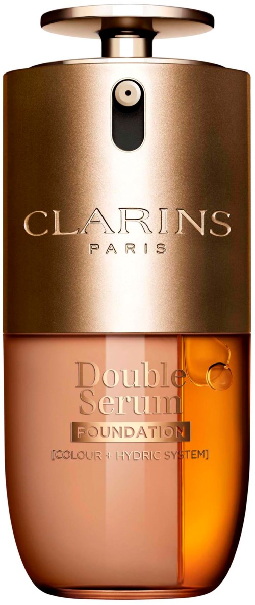 En kosmetikkflaske merket Clarins Paris, doble serum foundation, med gullkork og oransjaktig væske inni.