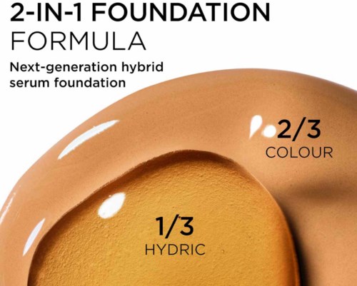 Dette er en annonse for en 2-i-1 foundation, som viser deler av en flaske og beskriver dens formel og funksjoner.
