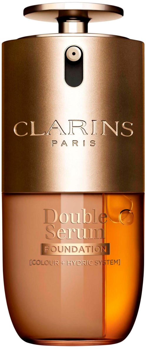 En hudpleieflaske i gull- og ravfarge, merket "Clarins Paris Double Serum Foundation."
