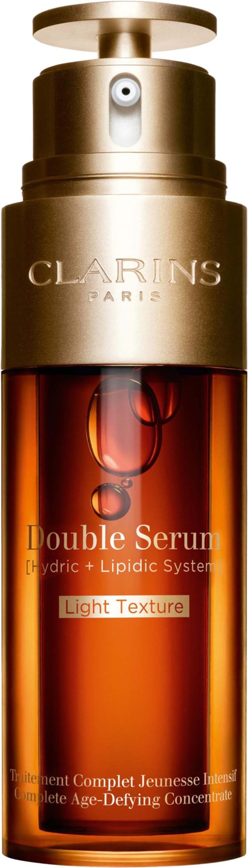 En Clarins Double Serum-flaska med gul pump, innehåller orange vätska, märkt 'Light Texture' för hudvård.
