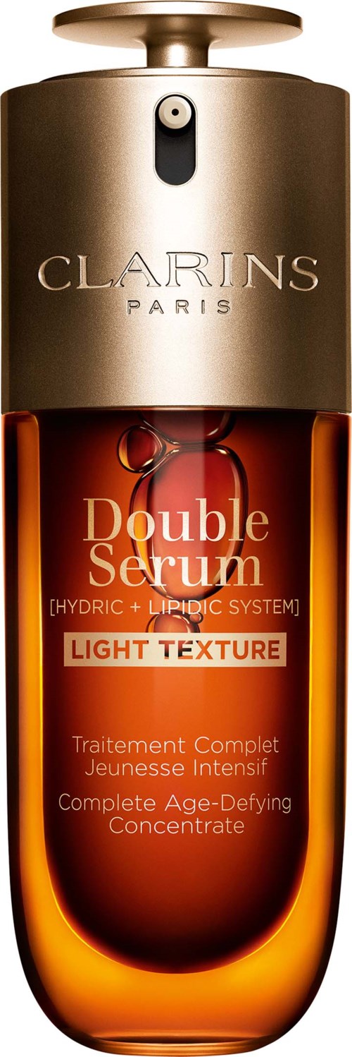 Eine braune und goldene Flasche mit 'Double Serum' von Clarins für jugendliche, helle Haut, mit Pumpkopf.