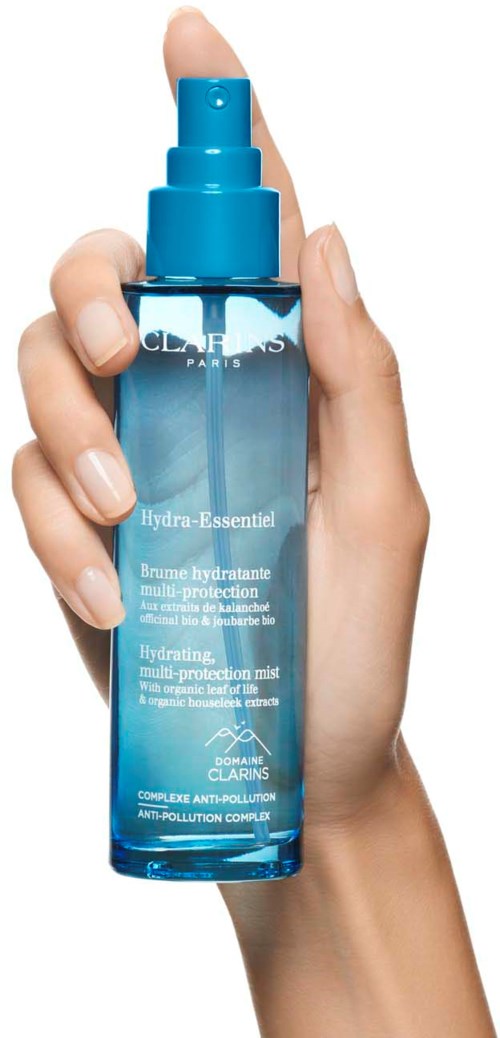 Käsi pitää kätevänä sinistä suihkepulloa, jossa lukee 'Hydra-Essential' ja sisältää kirkasta nestettä.
