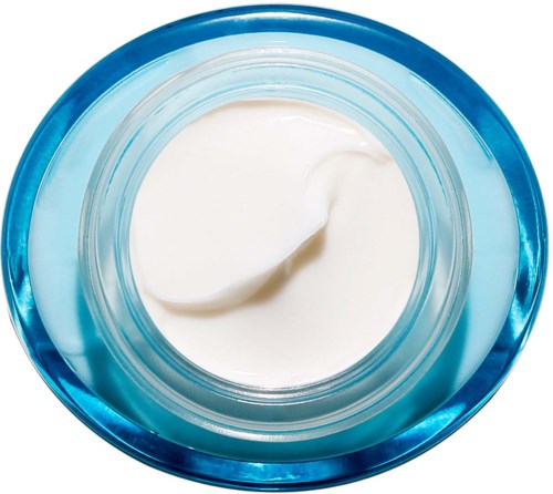 Ein Glas mit weißer Creme, von oben, mit transparentem Deckel. Creme sieht glatt und cremig aus.
