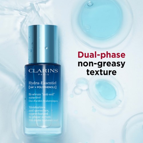 Blauer Clarins-Serumflasche mit Wassertropfen, hebt doppelschichtige, nicht-fettende Textur hervor.
