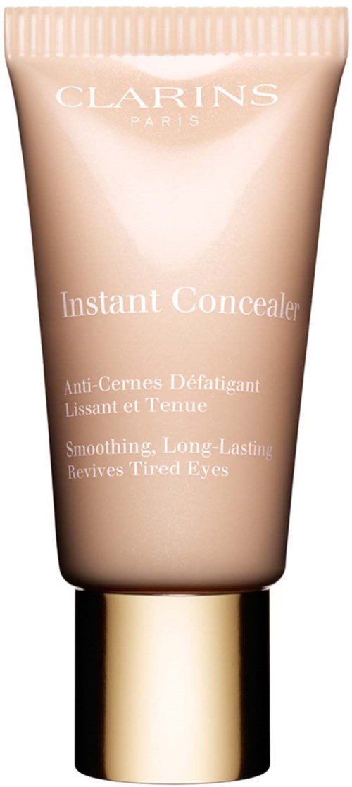 Een beige tube van Clarins Instant Concealer, ontworpen om vermoeide ogen te gladstrijken en omhoog te tillen, met een gouden dop.