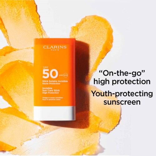 Een feloranje zonnebrandstick met SPF 50, omgeven door sinaasappelschijven, met zwarte tekst over beschermingsfuncties.