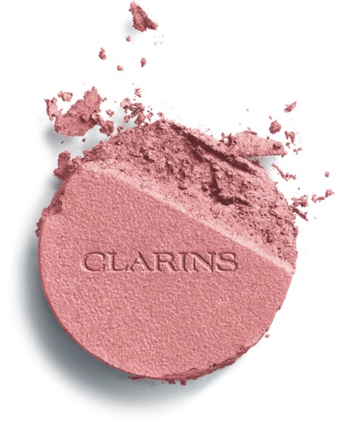 Ronde roze poedermake-up met het woord "CLARINS" erop, wat van het poeder is verstrooid.