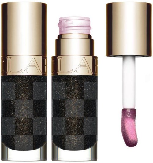 Twee lippenstiftverpakkingen met gouden bovenkanten en zwarte geruite onderkant, een open met roze lippenstift, en een glossapplicator met roze glans.