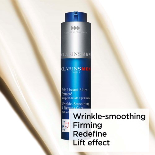 Sininen ja harmaa Clarins Men -tuotepullo valkoisella taustalla. Etiketti mainitsee rypynsilevennyttä ja kiinteyttävää vaikutusta.