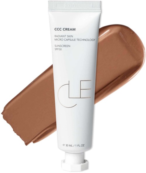 Een witte tube CCC-crème met een bruine make-up erachter, gelabeld voor stralende huid en SPF50.