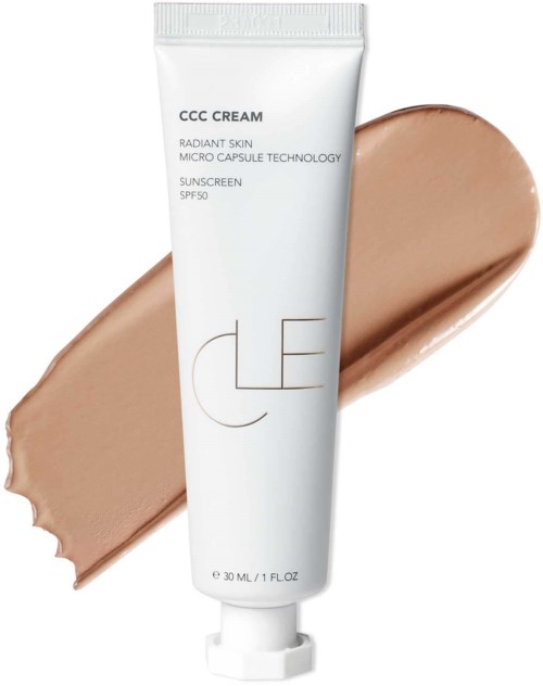 Een witte tube met 'CCC Cream' en een beige streep erachter die de kleur van het product aangeeft. Bevat zonnebrand SPF50.
