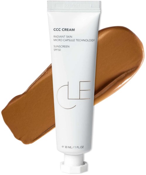 Een witte tube met 'CCC CREAM' erop en bruine crème erachter, toont een huidverzorgings- of zonnebrandproduct.