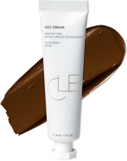 Een witte tube CCC-crème met tekst, geplaatst voor een bruine vlek van het product.