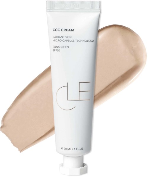 Een witte tube met CCC Cream en SPF50, beige crème erachter.