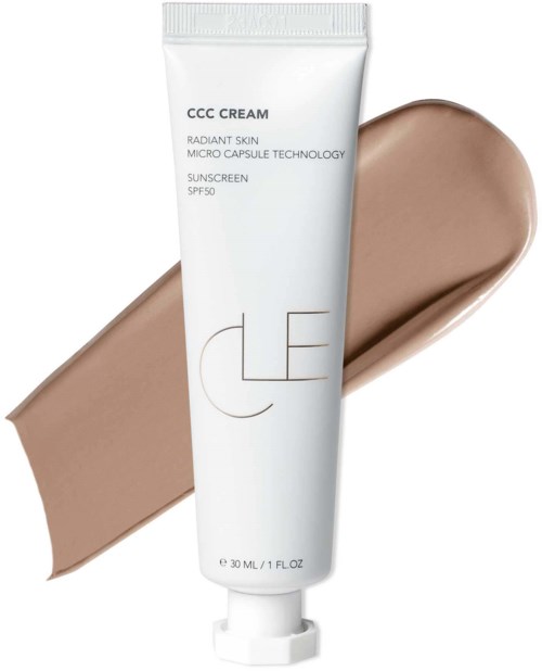 Een witte tube CCC-crème met beige streek erachter, voor stralende huid en zonbescherming SPF50.