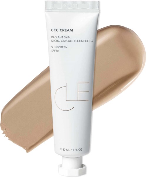 Een witte tube CCC-crème met SPF 50, met beige crème erachter, voor stralende huidbescherming.