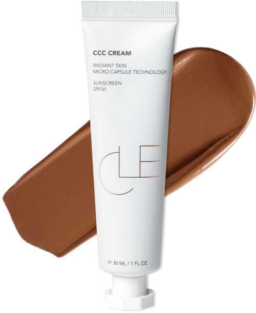Een witte tube CCC-creme met een bruine streek erachter. De crème geeft stralende huid en heeft SPF50.