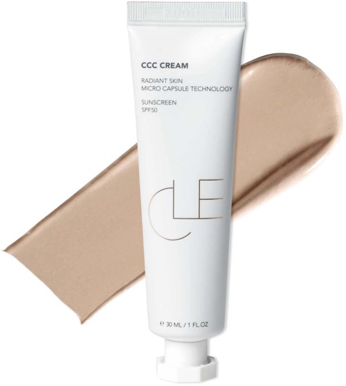Een witte tube met het label CCC Cream en een beige streep erachter die de kleur en textuur van het product toont.