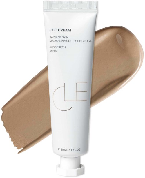 Een witte tube CCC-crème staat voor een swatch van beige make-up of foundation.