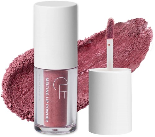 Lippenbalsem met roze kleur, open fles met applicator en roze poederachtergrond.