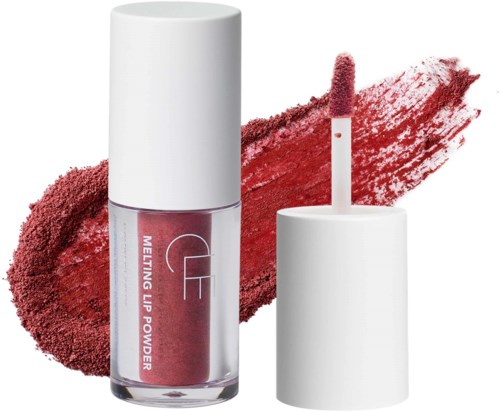 Lippenbalsem in een kleine fles met een kwast, tegen een achtergrond van rood lippenstiftvlek.