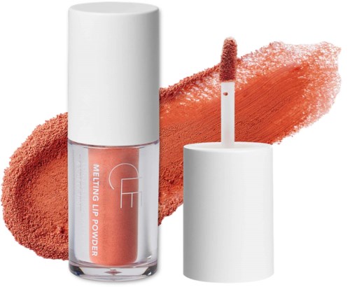 Lipglossflesje met applicator en een beige lipkleur achtergrond.