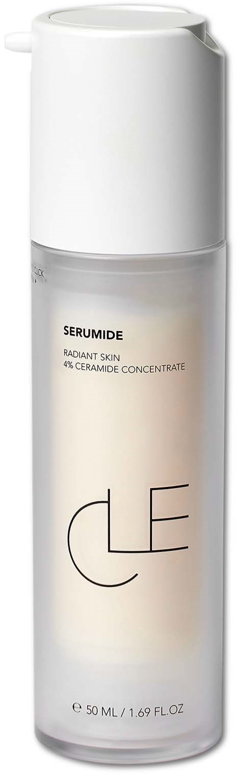 Een witte fles met pomp, gemarkeerd 'Serumide' voor stralende huid, bevat 50 ml huidserum.