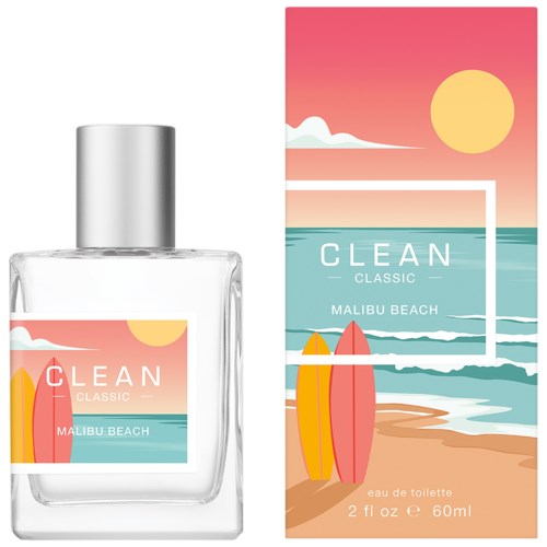 Een parfumfles met een label van een strandscène, met zand, surfplanken, zee en zonsondergang. Tekst leest "CLEAN CLASSIC MALIBU BEACH."