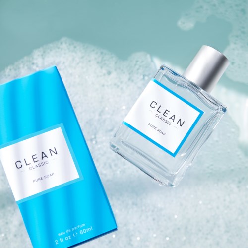 En flaska och box med rent tvål, märkt "CLEAN CLASSIC PURE SOAP," med bubblor och vatten i bakgrunden.