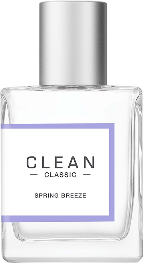 Een heldere parfumfles met een zilveren dop en een wit label met "CLEAN CLASSIC SPRING BREEZE."