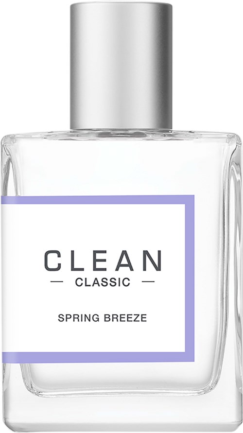 Een heldere parfumfles met zilveren dop, gelabeld 'CLEAN CLASSIC SPRING BREEZE.'