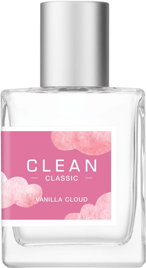Een doorzichtige parfumfles met zilveren dop, roze label en wolkenafbeelding met de tekst "CLEAN CLASSIC VANILLA CLOUD."