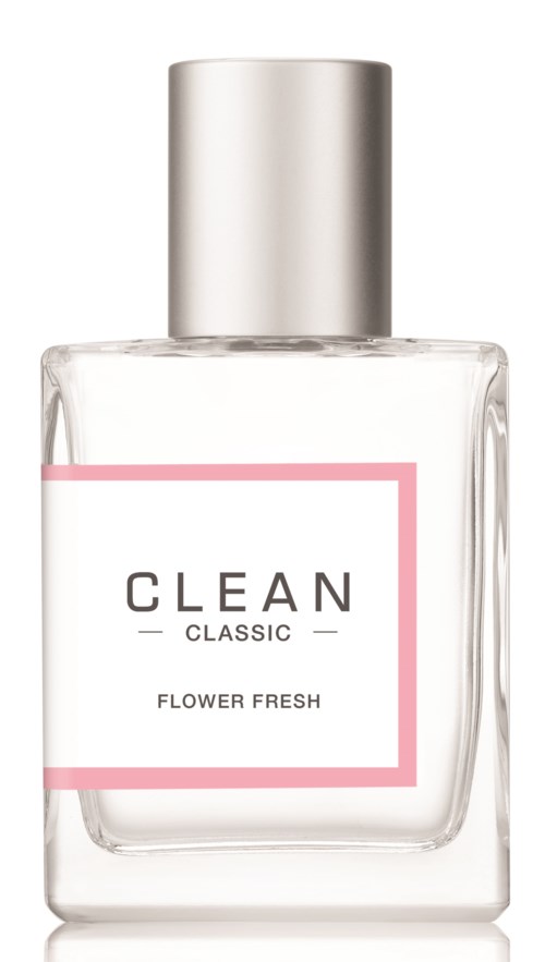 Een duidelijke glazen fles met een zilveren dop, gelabeld 'CLEAN CLASSIC FLOWER FRESH' in zwart en roze tekst.