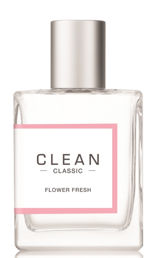 Een duidelijk glazen fles met een zilveren dop, gelabeld "CLEAN CLASSIC FLOWER FRESH" in zwarte en roze tekst.