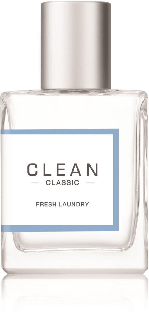 Een duidelijke fles met een zilveren dop met label 'CLEAN CLASSIC FRESH LAUNDRY' voor wasmiddel.
