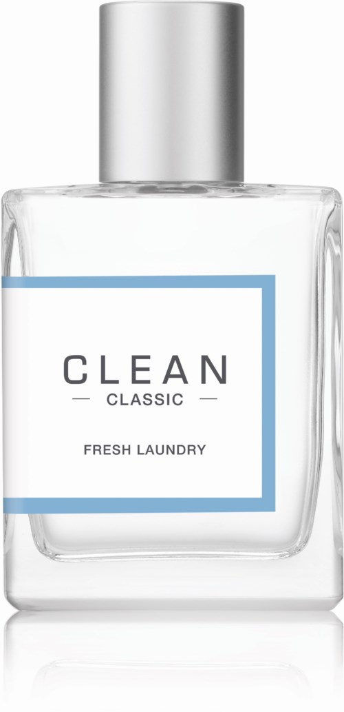 Een doorzichtige zeepfles met een zilveren dop, gemarkeerd "CLEAN CLASSIC FRESH LAUNDRY."