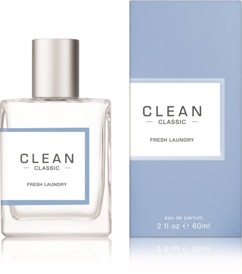 Een heldere parfumfles en een blauwe doos met 'CLEAN CLASSIC FRESH LAUNDRY' op een witte achtergrond.