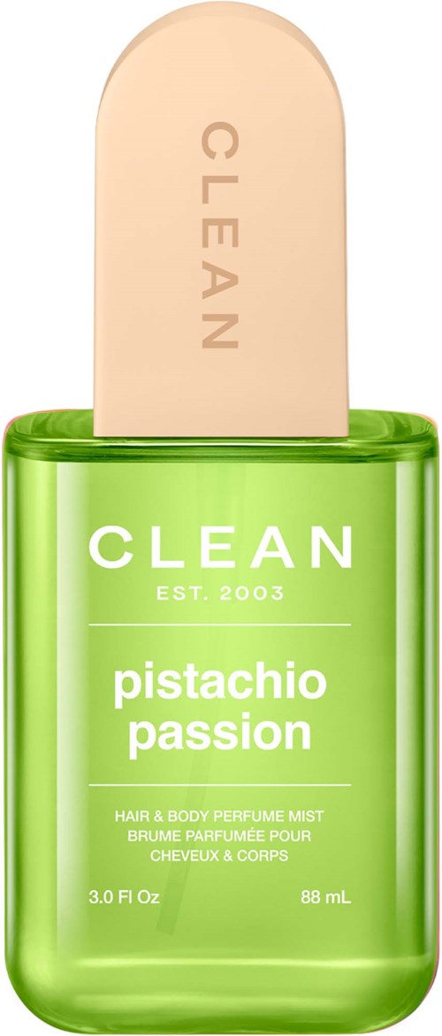Vihreä suihkepullo beigeellä kannella, merkinnällä 'CLEAN' ja 'pistachio passion' hiusten ja vartalon tuoksuun.