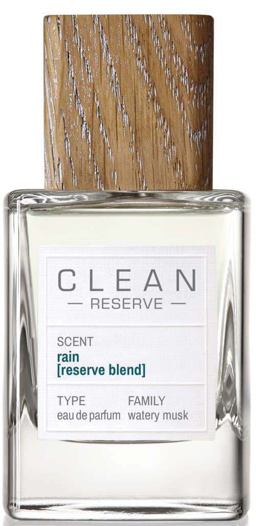 Een parfumfles met houten dop, labeled 'CLEAN RESERVE' en 'rain reserve blend' voor waterige muskgeur.