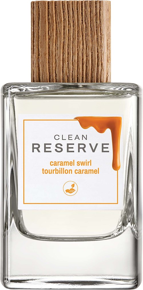 En klar glasparfymflaska med trälock, märkt Clean Reserve caramel swirl, med karamellfärgad vätska som droppar från toppen.