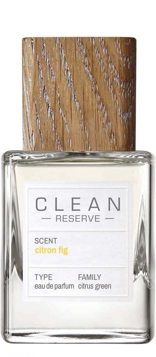 Een parfumfles met houten dop, doorzichtig glas en een label met 'CLEAN RESERVE' en citroen vijg geur.
