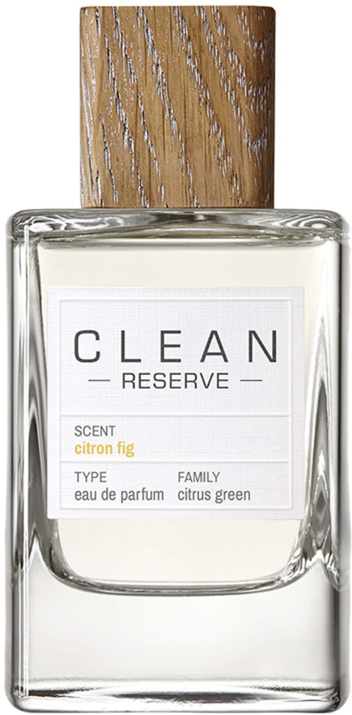 Een parfumfles met een houten dop, labeled "CLEAN RESERVE" met geur 'citroen vijg' en familie 'citrus groen.'