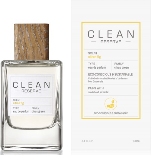 Een parfumfles met houten deksel, gelabeld Clean Reserve citroen vijg, milieuvriendelijk, met bijpassende informatiekaart.