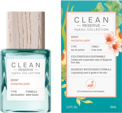 Een parfumfles en doos met 'CLEAN RESERVE' en geur 'nectarine petal', met bloemen- en fruitontwerp.