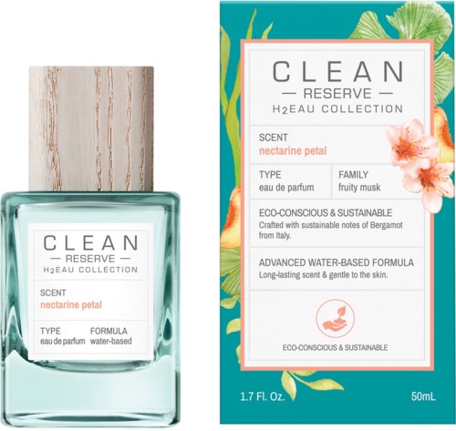 Een parfumfles en een kleurrijke verpakking met bloemen, naam 'Clean Reserve', geur 'nectarine petal', milieuvriendelijk label.