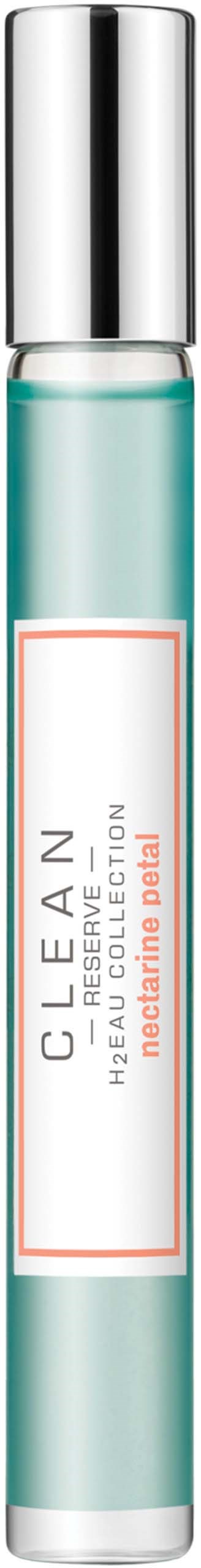 Een doorzichtige glazen roller met een zilveren dop en een wit label, bevat huidverzorgingsproduct.