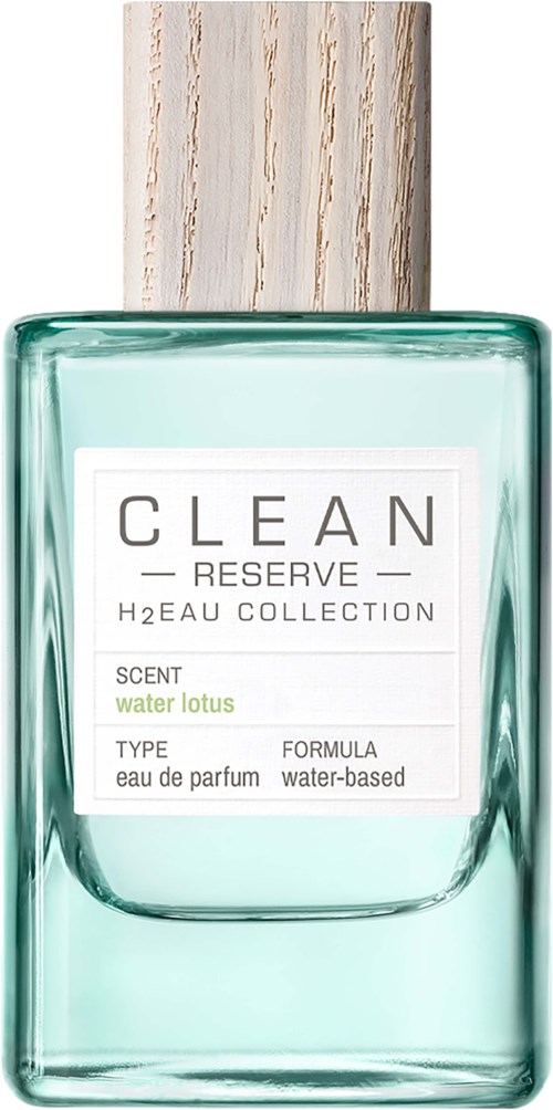 Een parfumfles met het label 'CLEAN Reserve Water Lotus' en een houten dop en een doorzichtige glazen fles.