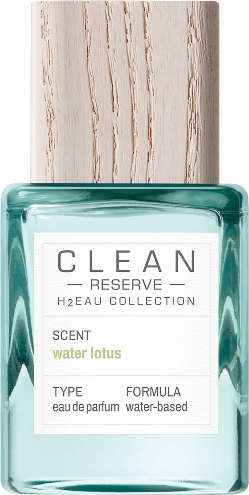 Een parfumfles met lichtblauwe vloeistof en zilveren dop, label 'CLEAN RESERVE WATER LOTUS.'